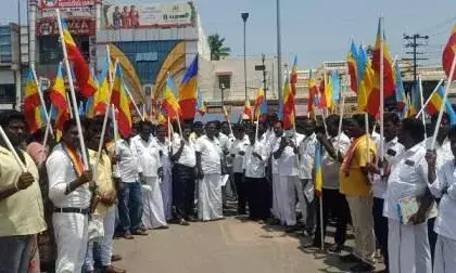 திருவண்ணாமலை: கிராம நிர்வாக அலுவலர்கள் சங்கத்தினர் ஆர்ப்பாட்டம் திருவண்ணாமலை: கிராம நிர்வாக அலுவலர்கள் சங்கத்தினர் ஆர்ப்பாட்டம்
