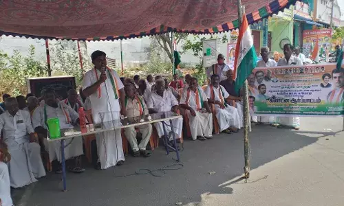 ராகுல் தகுதி நீக்கம்: காங்கிரஸ் கட்சியினர் ஆர்ப்பாட்டம்
