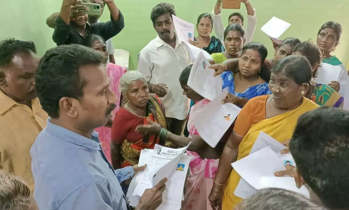 குமாரபாளையத்தில் இலவச வீட்டுமனை வேண்டி தாசில்தாரிடம் மனு குமாரபாளையத்தில் இலவச வீட்டுமனை வேண்டி தாசில்தாரிடம் மனு