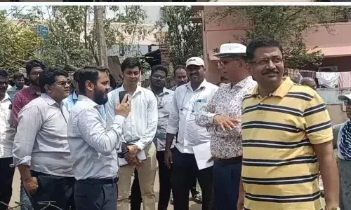கும்மிடிப்பூண்டி ரயில் நிலையத்தை தரம் உயர்த்த அலுவலர்கள் குழு ஆய்வு கும்மிடிப்பூண்டி ரயில் நிலையத்தை தரம் உயர்த்த அலுவலர்கள் குழு ஆய்வு