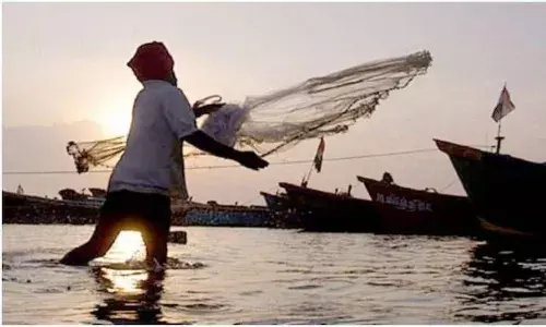 மீனவர்களை பாதுகாக்க க்யூஆர் கோடுடன் ஆதார் அட்டை: மத்திய அரசு