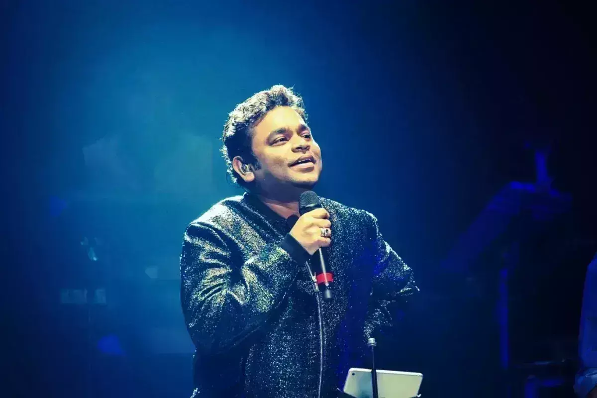 வங்காளக் கவிஞர் பாடலை ஏ.ஆர்.ரஹ்மான் சிதைத்து விட்டதாக சர்ச்சை வங்காளக் கவிஞர் பாடலை ஏ.ஆர்.ரஹ்மான் சிதைத்து விட்டதாக சர்ச்சை