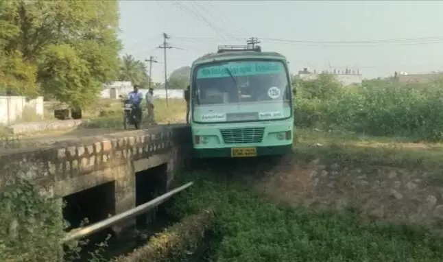 அரசு பேருந்து ஓட்டுனரின் சாமர்த்தியத்தால் பெரும் விபத்து தவிர்ப்பு அரசு பேருந்து ஓட்டுனரின் சாமர்த்தியத்தால் பெரும் விபத்து தவிர்ப்பு