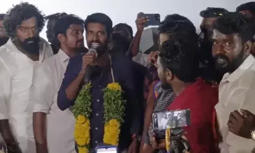 மதுரையில் ரசிகர்களுடன் விடுதலை திரைப்படத்தை பார்த்து ரசித்த நடிகர் சூரி! மதுரையில் ரசிகர்களுடன் விடுதலை திரைப்படத்தை பார்த்து ரசித்த நடிகர் சூரி!