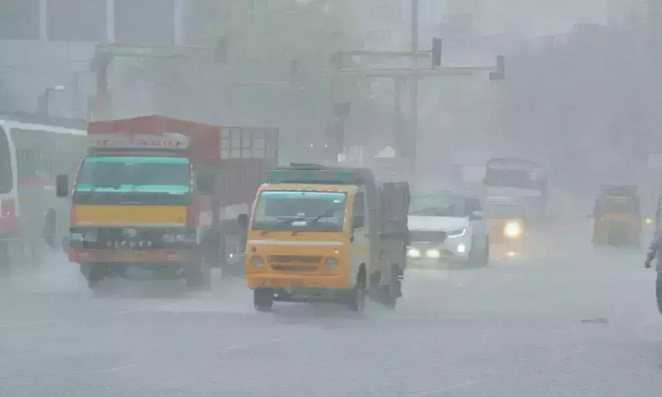 சுட்டெரிக்கும் வெயிலில் அவதி; கோடை மழையால் திருப்பூர் மக்கள் ‘ரிலாக்ஸ்’ சுட்டெரிக்கும் வெயிலில் அவதி; கோடை மழையால் திருப்பூர் மக்கள் ‘ரிலாக்ஸ்’