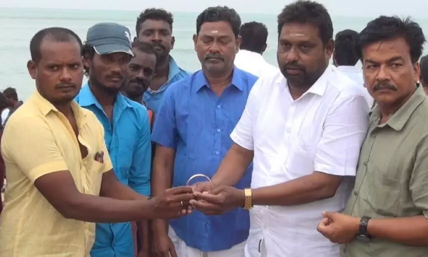 திருச்செந்தூர் கடலில் அதிசயம்: பக்தர் தவற விட்ட 5 சவரன் தங்க காப்பு மீட்பு திருச்செந்தூர் கடலில் அதிசயம்: பக்தர் தவற விட்ட 5 சவரன் தங்க காப்பு மீட்பு