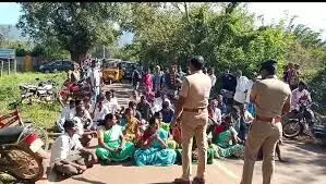 டிரான்ஸ்பார்மர் பழுதானதால் பாதிக்கப்பட்ட மக்கள் சாலை மறியல் டிரான்ஸ்பார்மர் பழுதானதால் பாதிக்கப்பட்ட மக்கள் சாலை மறியல்