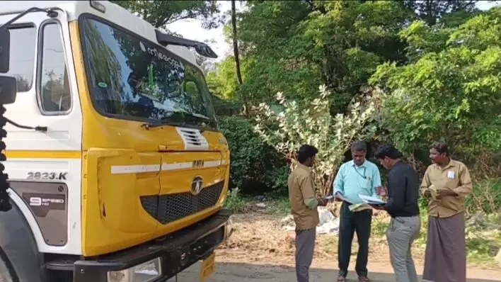 கனிமவள கடத்தல் கண்காணிப்பு சிறப்பு அதிகாரி தமிழக கேரளா எல்லையில் ஆய்வு கனிமவள கடத்தல் கண்காணிப்பு சிறப்பு அதிகாரி தமிழக கேரளா எல்லையில் ஆய்வு