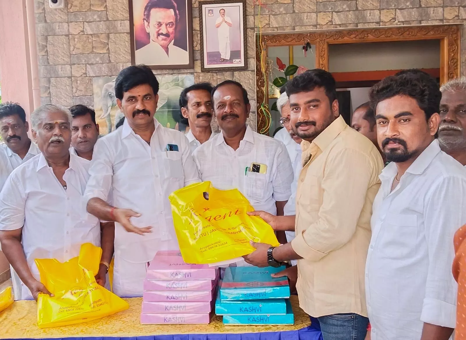 காரியாபட்டியில் அமைச்சர் பிறந்த தின விழாவில் நலத்திட்ட உதவி வழங்கல் காரியாபட்டியில் அமைச்சர் பிறந்த தின விழாவில் நலத்திட்ட உதவி வழங்கல்