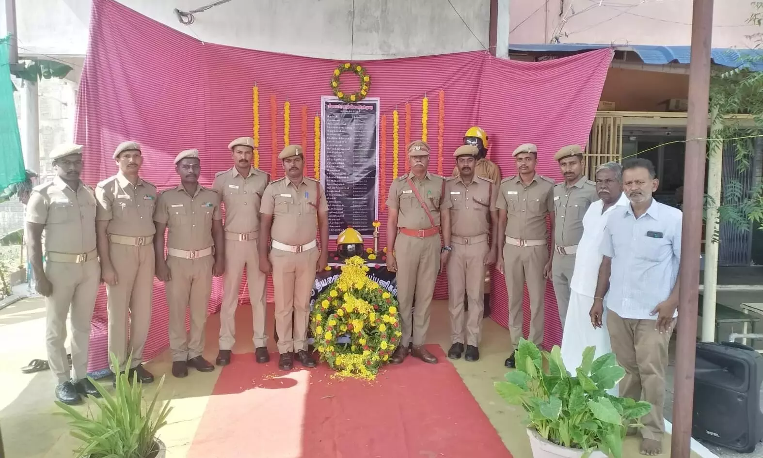 பணியின் போது உயிரிழந்த தீயணைப்புத்துறை வீரர்களுக்கு அஞ்சலி பணியின் போது உயிரிழந்த தீயணைப்புத்துறை வீரர்களுக்கு அஞ்சலி