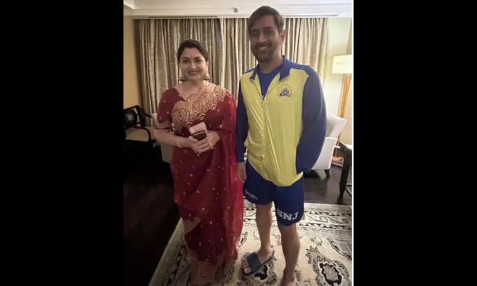 எம்.எஸ்.தோனியை சந்தித்த நடிகை குஷ்பூ: இணையத்தில் போட்டோ வைரல் எம்.எஸ்.தோனியை சந்தித்த நடிகை குஷ்பூ: இணையத்தில் போட்டோ வைரல்