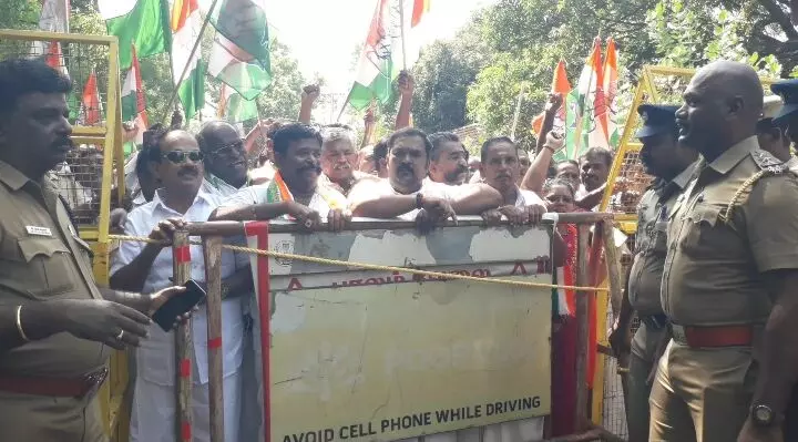 ரயில் மறியலில் ஈடுபட முயன்ற பெண்கள் உட்பட 130 பேர் கைது ரயில் மறியலில் ஈடுபட முயன்ற பெண்கள் உட்பட 130 பேர் கைது