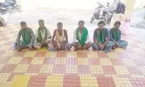 விவசாயிகளிடம் லஞ்சம் கேட்ட அலுவலரை கண்டித்து தர்ணா விவசாயிகளிடம் லஞ்சம் கேட்ட அலுவலரை கண்டித்து தர்ணா
