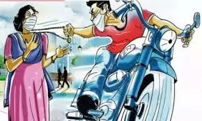 ஆவடி அருகே இரு சக்கர வாகனத்தில் வந்த பெண்ணிடம் தங்க சங்கிலி பறிப்பு ஆவடி அருகே இரு சக்கர வாகனத்தில் வந்த பெண்ணிடம் தங்க சங்கிலி பறிப்பு