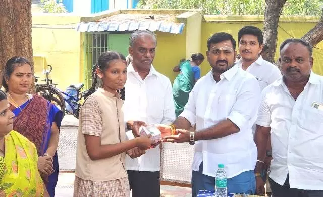 அரசு பள்ளி மாணவிக்கு நகராட்சி தலைவர் பாராட்டு அரசு பள்ளி மாணவிக்கு நகராட்சி தலைவர் பாராட்டு