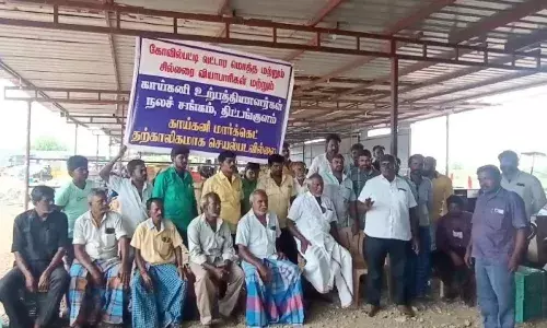கோவில்பட்டியில் தற்காலிக காய்கறி சந்தைக்கு அனுமதி மறுப்பு: வியாபாரிகள் போராட்டம் கோவில்பட்டியில் தற்காலிக காய்கறி சந்தைக்கு அனுமதி மறுப்பு: வியாபாரிகள் போராட்டம்