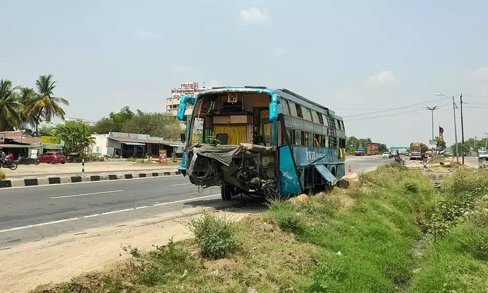 குமாரபாளையம் அருகே ஆம்னி பஸ் கவிழ்ந்து விபத்து குமாரபாளையம் அருகே ஆம்னி பஸ் கவிழ்ந்து விபத்து