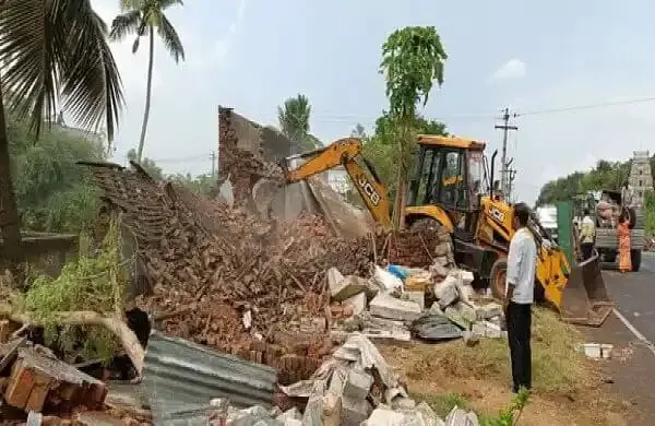 ஆரணி அருகே ஏரி கால்வாய் ஆக்கிரமிப்புகள் நீதிமன்ற உத்தரவுப்படி அகற்றம் ஆரணி அருகே ஏரி கால்வாய் ஆக்கிரமிப்புகள் நீதிமன்ற உத்தரவுப்படி அகற்றம்