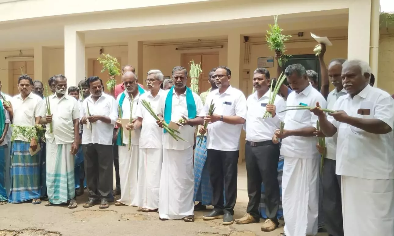 கோவில்பட்டியில் காய்கறிகளுடன் போராட்டத்தில் ஈடுபட்ட விவசாயிகள் கோவில்பட்டியில் காய்கறிகளுடன் போராட்டத்தில் ஈடுபட்ட விவசாயிகள்