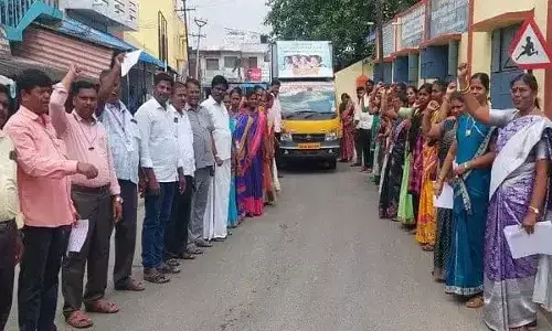திருவண்ணாமலை: மாணவா் சேர்க்கை விழிப்புணா்வு வாகன பிரசாரம் திருவண்ணாமலை: மாணவா் சேர்க்கை விழிப்புணா்வு வாகன பிரசாரம்