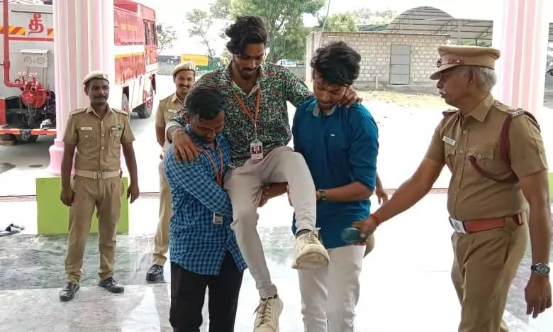 ஜே.கே.கே.நடராஜா கல்லூரியில் தீயணைப்பு படையினர் செயல்முறை விளக்க முகாம் ஜே.கே.கே.நடராஜா கல்லூரியில் தீயணைப்பு படையினர் செயல்முறை விளக்க முகாம்