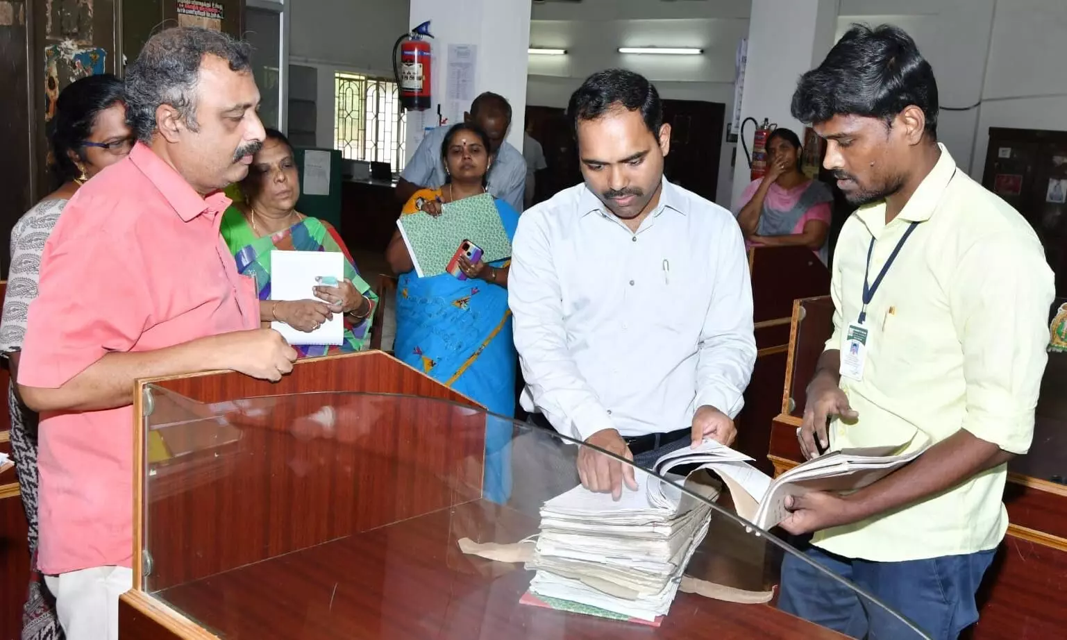 சிவகங்கை மாவட்ட வட்டாட்சியர் அலுவலகங்களில் ஆட்சியர் மதுசூதன் ரெட்டி ஆய்வு சிவகங்கை மாவட்ட வட்டாட்சியர் அலுவலகங்களில் ஆட்சியர் மதுசூதன் ரெட்டி ஆய்வு