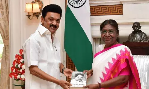 புதுடெல்லியில் குடியரசுத் தலைவருடன் தமிழக முதல்வர் ஸ்டாலின் சந்திப்பு புதுடெல்லியில் குடியரசுத் தலைவருடன் தமிழக முதல்வர் ஸ்டாலின் சந்திப்பு