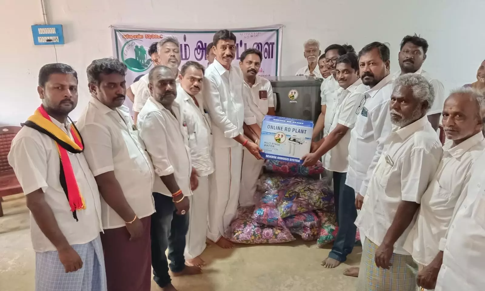 ஆதரவற்றோர் மையத்திற்கு குளிர்சாதன பெட்டி வழங்கிய தேமுதிகவினர் ஆதரவற்றோர் மையத்திற்கு குளிர்சாதன பெட்டி வழங்கிய தேமுதிகவினர்