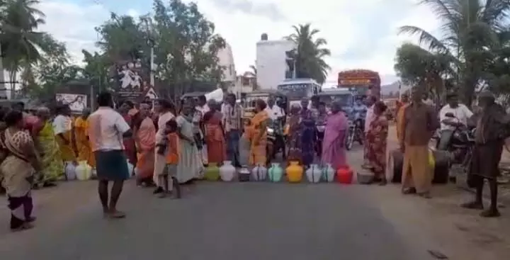 சோழவந்தானில், குடிநீர் கேட்டு, பொதுமக்கள் சாலை மறியல் சோழவந்தானில், குடிநீர் கேட்டு, பொதுமக்கள் சாலை மறியல்