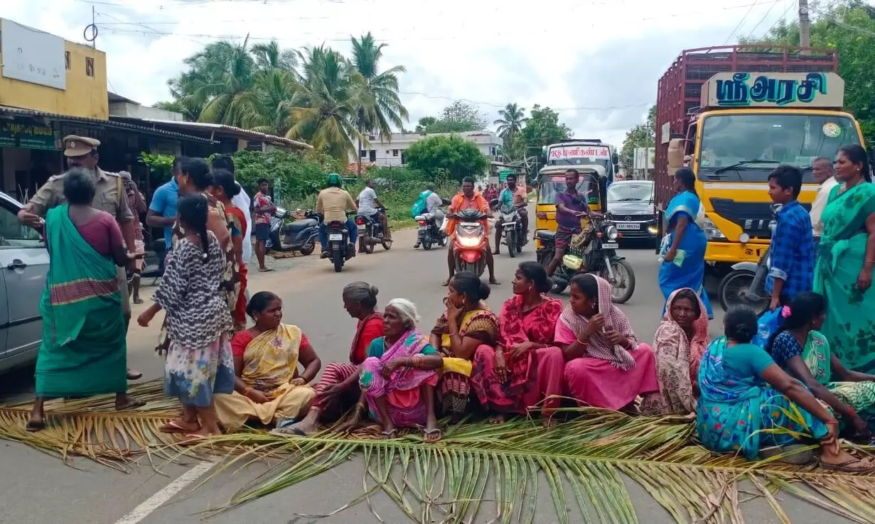 மதுரை, அலங்காநல்லூர் அருகே பாதை கேட்டு கிராம மக்கள் சாலை மறியல்: போக்குவரத்து பாதிப்பு மதுரை, அலங்காநல்லூர் அருகே பாதை கேட்டு கிராம மக்கள் சாலை மறியல்: போக்குவரத்து பாதிப்பு