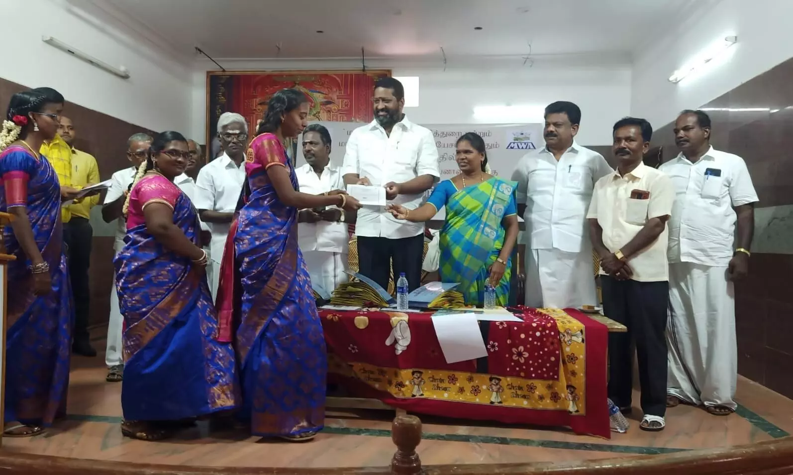 தையல் பயிற்சி பெற்றவர்களுக்கு சான்றிதழ்: எம்எல்ஏ வழங்கல் தையல் பயிற்சி பெற்றவர்களுக்கு சான்றிதழ்: எம்எல்ஏ வழங்கல்