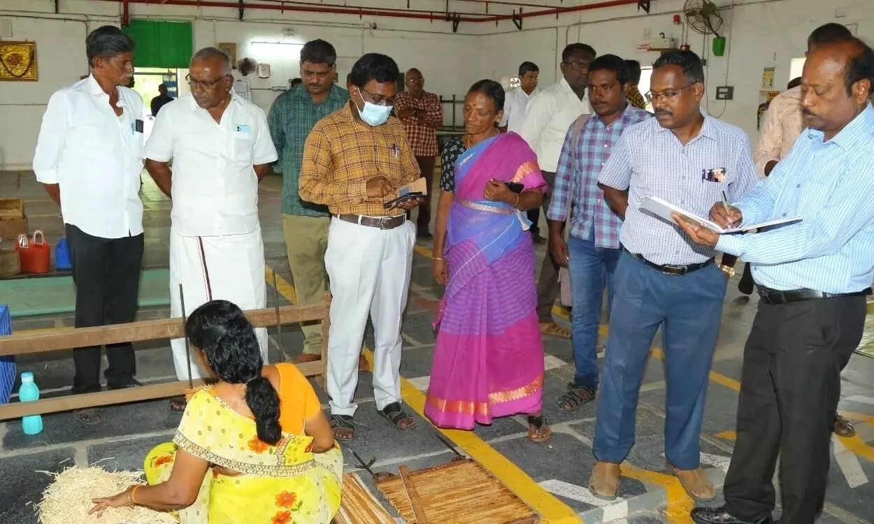 கோவில்பட்டி பகுதி தீப்பெட்டி தொழிலாளர்களிடம் ஊதியம் தொடர்பான கருத்துக்கேட்பு கூட்டம் கோவில்பட்டி பகுதி தீப்பெட்டி தொழிலாளர்களிடம் ஊதியம் தொடர்பான கருத்துக்கேட்பு கூட்டம்