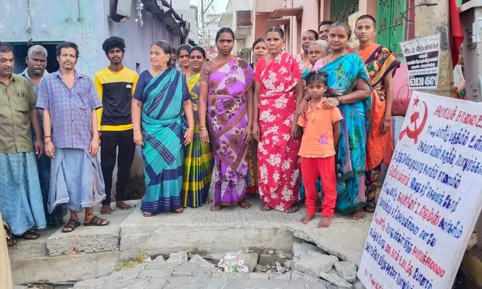 அபாய பள்ளத்தை சரிசெய்ய பொதுமக்கள் கோரிக்கை அபாய பள்ளத்தை சரிசெய்ய பொதுமக்கள் கோரிக்கை