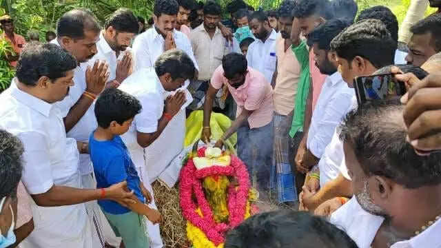 ஜல்லிக்கட்டு காளை உயிரிழப்பு: சோகத்தில் முன்னாள் அமைச்சர் விஜயபாஸ்கர் ஜல்லிக்கட்டு காளை உயிரிழப்பு: சோகத்தில் முன்னாள் அமைச்சர் விஜயபாஸ்கர்