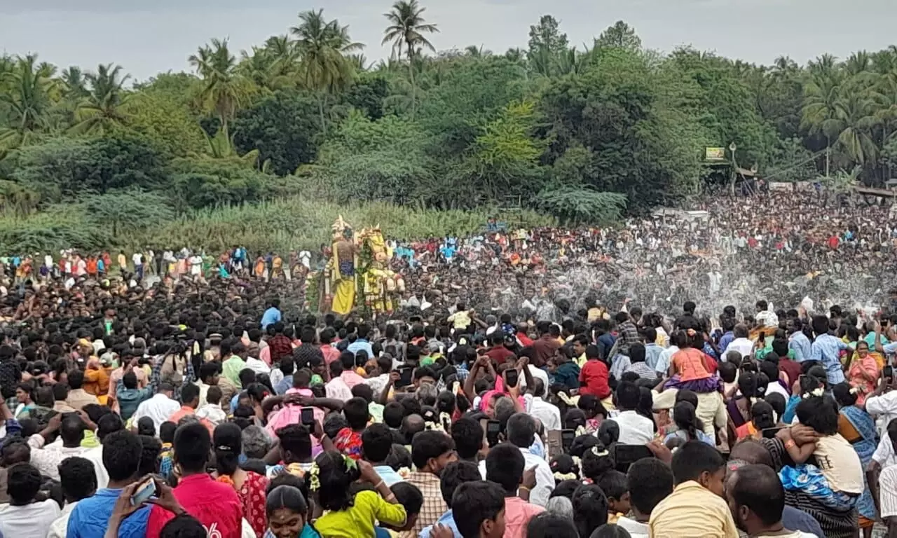 சோழவந்தான் வைகை ஆற்றில் இறங்கினார் ஜெனகநாராயண பெருமாள் சோழவந்தான் வைகை ஆற்றில் இறங்கினார் ஜெனகநாராயண பெருமாள்