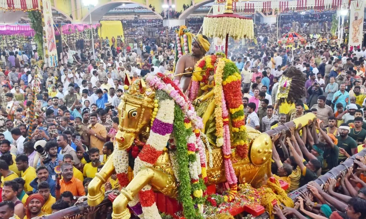 பச்சை பட்டு உடுத்தி மதுரையில் வைகை ஆற்றில் இறங்கிய கள்ளழகர் பச்சை பட்டு உடுத்தி மதுரையில் வைகை ஆற்றில் இறங்கிய கள்ளழகர்