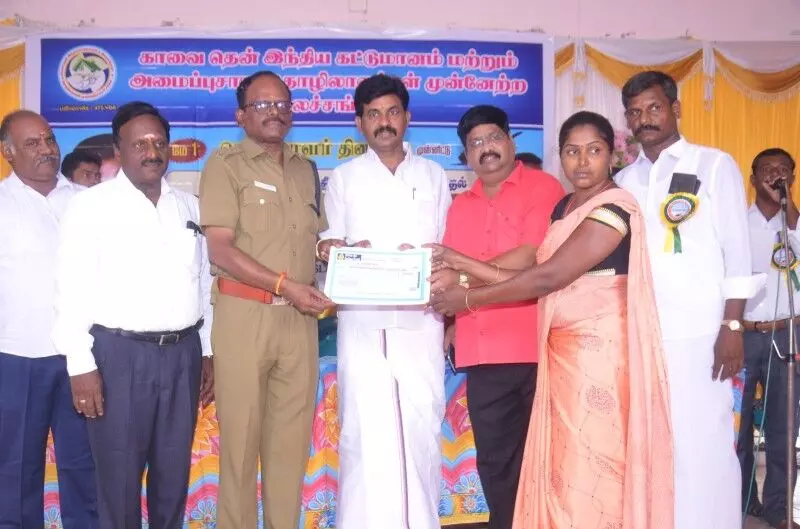 காரியாபட்டியில் கட்டுமானத் தொழிலாளர்க ளுக்கு அடையாள அட்டை வழங்கல் காரியாபட்டியில் கட்டுமானத் தொழிலாளர்க ளுக்கு அடையாள அட்டை வழங்கல்