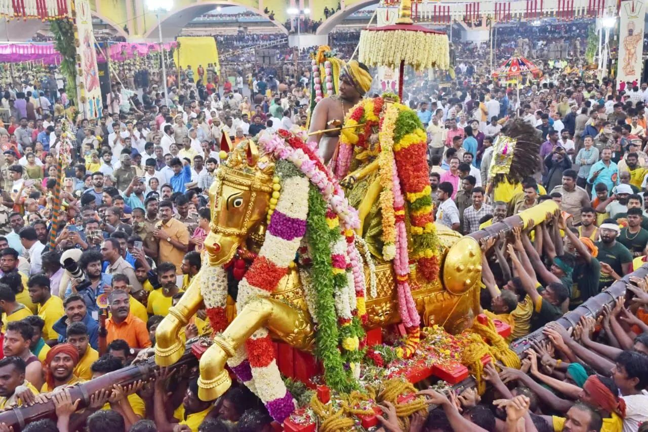 பச்சை பட்டுடுத்தி வைகையில் இறங்கிய கள்ளழகர்: சர்க்கரை தீபம் ஏற்றி வழிபட்ட பக்தர்கள் பச்சை பட்டுடுத்தி வைகையில் இறங்கிய கள்ளழகர்: சர்க்கரை தீபம் ஏற்றி வழிபட்ட பக்தர்கள்