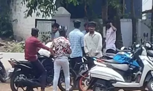 தனியார் கல்லூரியில் மாணவர்களுக்கு சான்றிதழ் வழங்காததால் காவல்துறையில் புகார் தனியார் கல்லூரியில் மாணவர்களுக்கு சான்றிதழ் வழங்காததால் காவல்துறையில் புகார்