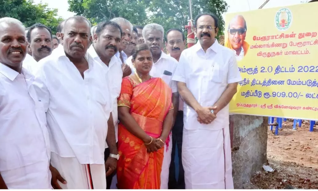 காலனி வீடுகளை பராமரிக்க நிதியுதவி வழங்கிய அமைச்சர் காலனி வீடுகளை பராமரிக்க நிதியுதவி வழங்கிய அமைச்சர்