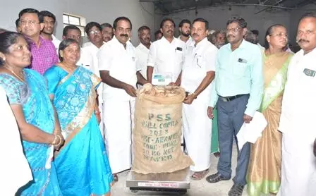 புதுக்கோட்டை அருகே அரவைக் கொப்பரை கொள்முதல் பணி: அமைச்சர் தொடக்கம் புதுக்கோட்டை அருகே அரவைக் கொப்பரை கொள்முதல் பணி: அமைச்சர் தொடக்கம்