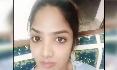 கோவையில் ரூ.2.5 கோடி, 100 பவுன் நகை மோசடி: இளம்பெண்ணிற்கு லுக் அவுட் நோட்டீஸ் கோவையில் ரூ.2.5 கோடி, 100 பவுன் நகை மோசடி: இளம்பெண்ணிற்கு லுக் அவுட் நோட்டீஸ்