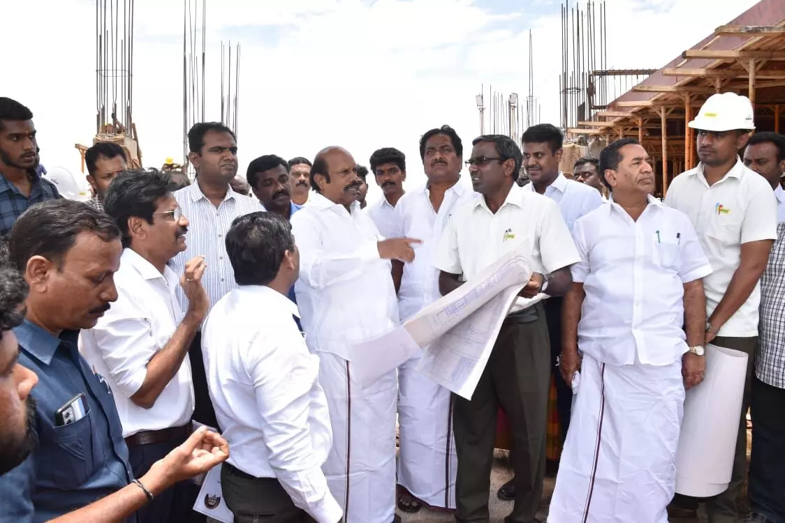அலங்காநல்லூர் அருகே ஜல்லிக்கட்டு விளையாட்டு மைதானம்: அமைச்சர்கள் ஆய்வு அலங்காநல்லூர் அருகே ஜல்லிக்கட்டு விளையாட்டு மைதானம்: அமைச்சர்கள் ஆய்வு