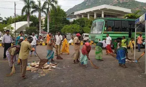 பவுர்ணமி முடிந்தும் அண்ணாமலையார் கோயிலில் அலைமோதும் பக்தர்கள் கூட்டம் பவுர்ணமி முடிந்தும் அண்ணாமலையார் கோயிலில் அலைமோதும் பக்தர்கள் கூட்டம்