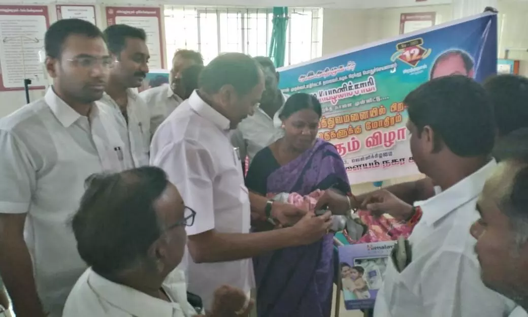 முன்னாள் முதல்வர் பிறந்த நாளில் பிறந்த குழந்தைக்கு தங்க மோதிரம் முன்னாள் முதல்வர் பிறந்த நாளில் பிறந்த குழந்தைக்கு தங்க மோதிரம்
