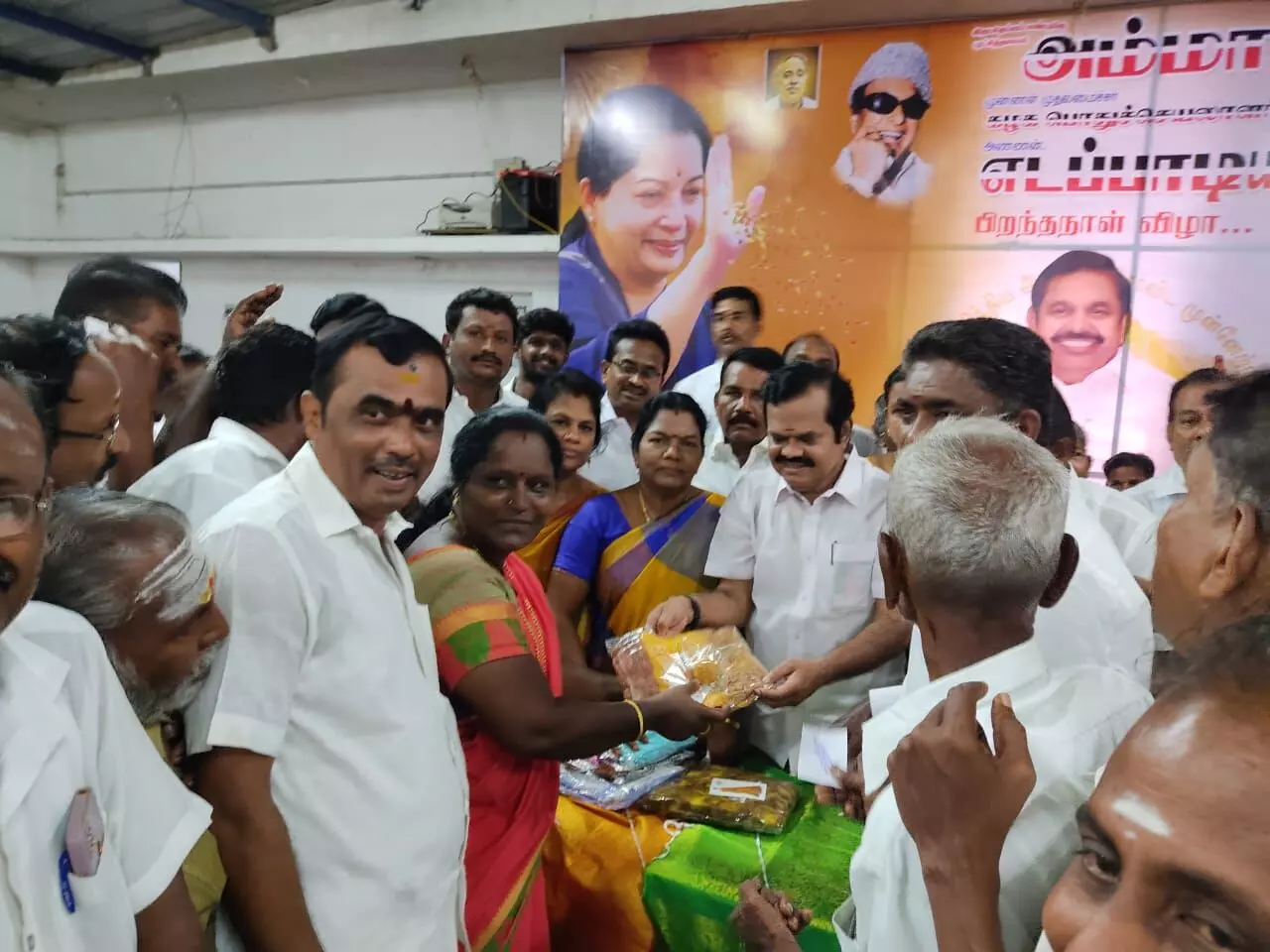 எடப்பாடி பழனிசாமி பிறந்த நாள் விழா: நலத்திட்ட உதவிகள் வழங்கி கொண்டாட்டம் எடப்பாடி பழனிசாமி பிறந்த நாள் விழா: நலத்திட்ட உதவிகள் வழங்கி கொண்டாட்டம்