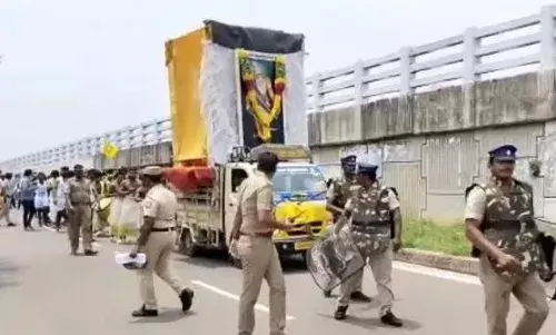 கோவில்பட்டியில் வீர சக்க தேவி விழாவில்  தடையை மீறி ஊர்வலம்  சென்றவர்கள் கைது கோவில்பட்டியில் வீர சக்க தேவி விழாவில்  தடையை மீறி ஊர்வலம்  சென்றவர்கள் கைது