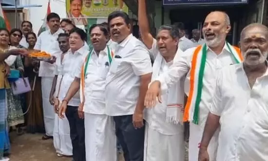 கர்நாடக தேர்தல் வெற்றி மதுரையில் பட்டாசு வெடித்து கொண்டாடிய காங்கிரஸார் கர்நாடக தேர்தல் வெற்றி மதுரையில் பட்டாசு வெடித்து கொண்டாடிய காங்கிரஸார்