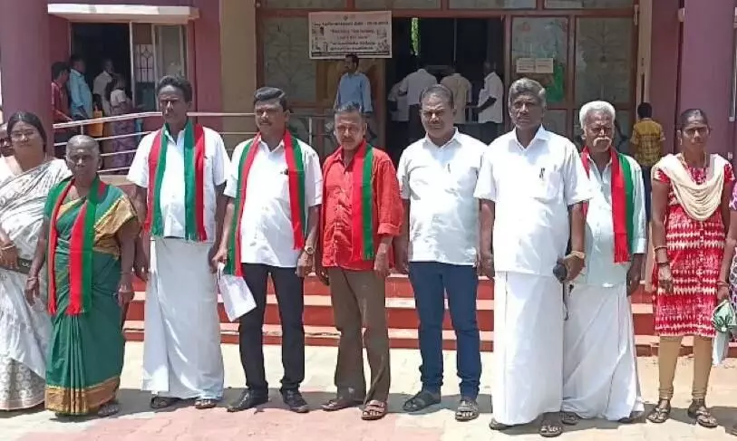கிராம அலுவலர்கள் மீது நடவடிக்கை: கோவில்பட்டி வட்டாட்சியர் அலுவலகம் முற்றுகை கிராம அலுவலர்கள் மீது நடவடிக்கை: கோவில்பட்டி வட்டாட்சியர் அலுவலகம் முற்றுகை