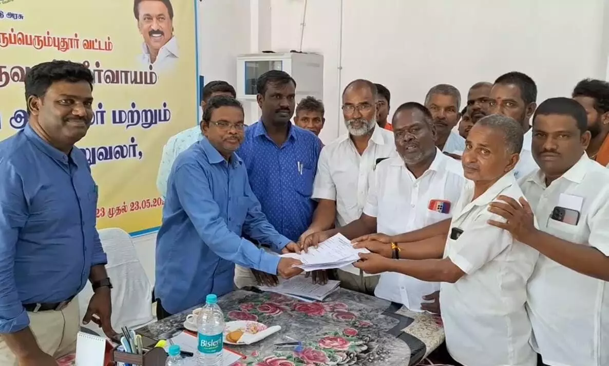 விமான நிலைய திட்டத்தை கைவிட ஜாமபந்தியில் கிராம பொதுமக்கள் மனு விமான நிலைய திட்டத்தை கைவிட ஜாமபந்தியில் கிராம பொதுமக்கள் மனு